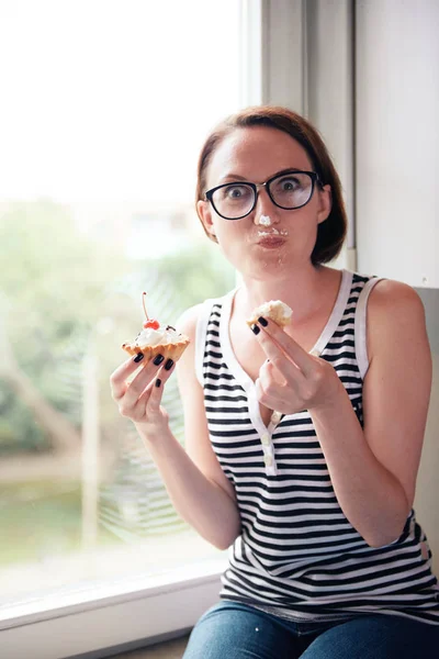 Menina Comer Bolos Saborosos Sentado Janela Comida Doce Prazer — Fotografia de Stock