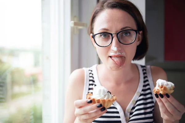 Menina Comer Bolos Saborosos Sentado Janela Comida Doce Prazer — Fotografia de Stock