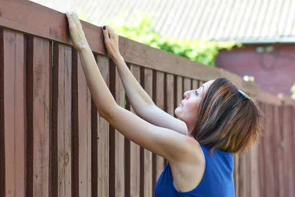 Young Girl Looking Fence Having Fun — Stock Photo, Image