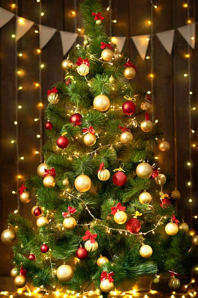 Árvore Natal Com Decoração Ano Novo Luzes Fundo Madeira Fundo — Fotografia de Stock