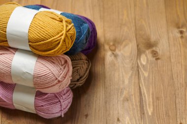 renkli yün konu ahşap zemin üzerine örme için