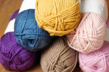 renkli yün konu ahşap zemin üzerine örme için