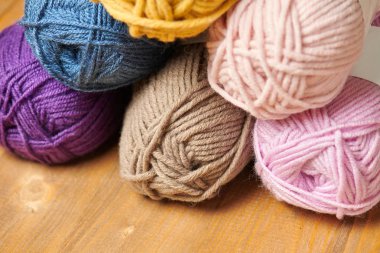 renkli yün konu ahşap zemin üzerine örme için