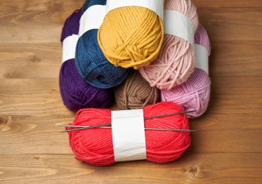 renkli yün konu ahşap zemin üzerine örme için