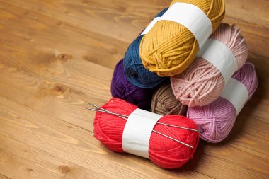 renkli yün konu ahşap zemin üzerine örme için