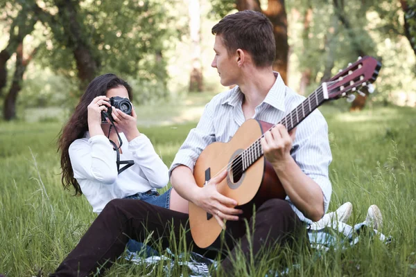 Jong Koppel Zit Het Bos Gitaar Spelen Het Nemen Van — Stockfoto