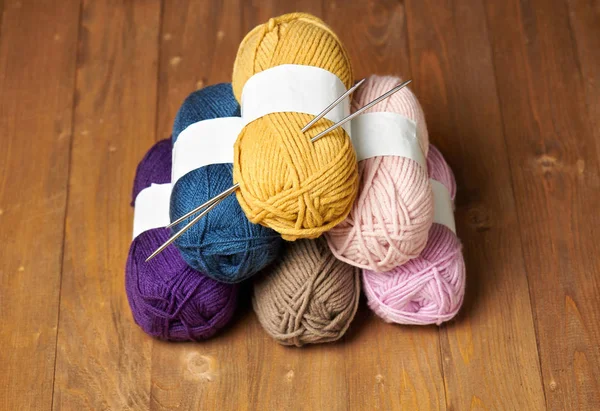 Kleurrijke Wollen Draden Voor Breien Houten Achtergrond — Stockfoto