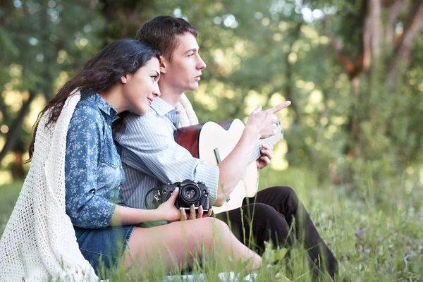 Jong Koppel Zit Het Bos Het Spelen Van Gitaar Zomer — Stockfoto