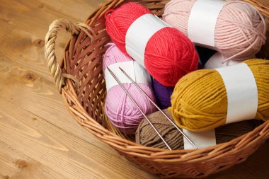 renkli yün konu ahşap zemin üzerine örme için