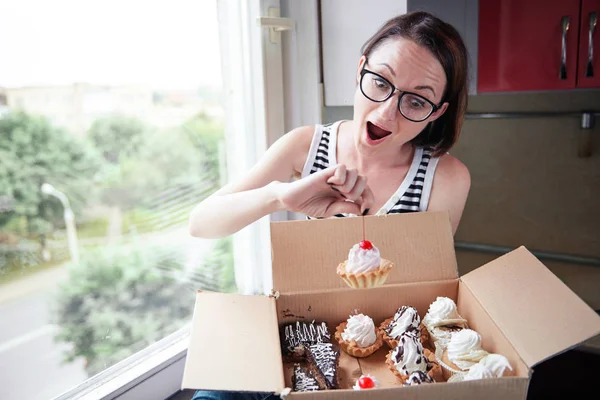 Menina Comer Bolos Saborosos Sentado Janela Comida Doce Prazer — Fotografia de Stock