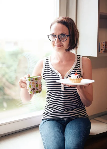 Menina Comer Bolos Saborosos Sentado Janela Comida Doce Prazer — Fotografia de Stock