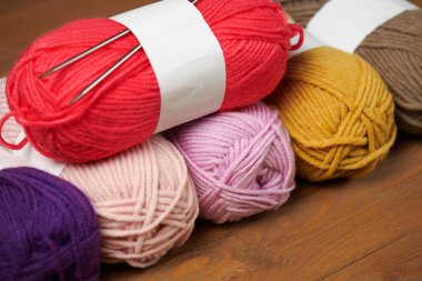 renkli yün konu ahşap zemin üzerine örme için