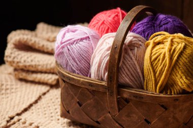 renkli yün örgü sepeti, ahşap arka plan için iş parçacıkları