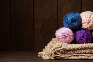 ahşap zemin üzerine örme için yün iplik topları