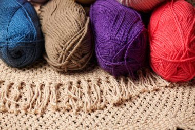 ahşap zemin üzerine örme için yün iplik topları