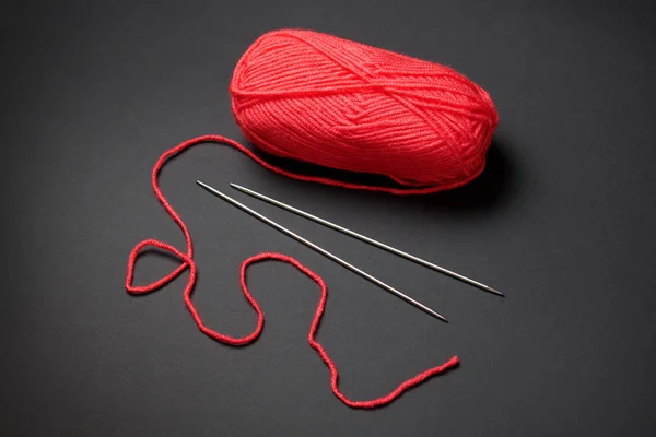 Red Ball Woolen Thread Knitting Black Background — Stock Photo, Image