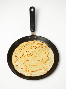 Krep closeup, kızartma tavası, beyaz arka plan üzerinde ince gözleme