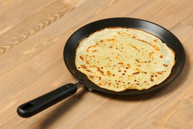 Krep portre, bir kızartma tavası, ahşap arka plan üzerinde ince gözleme