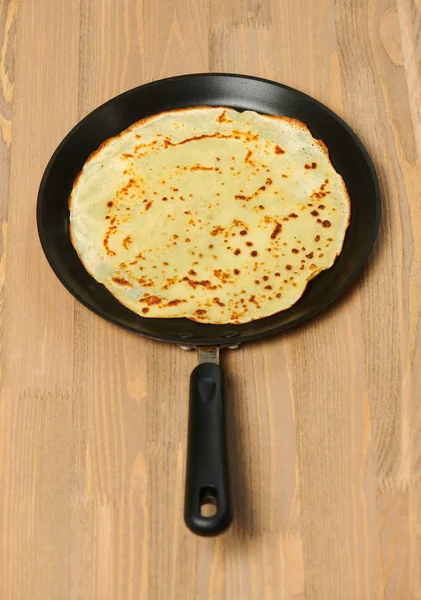 Crepe Nahaufnahme Dünne Pfannkuchen Auf Einer Pfanne Hölzerner Hintergrund — Stockfoto