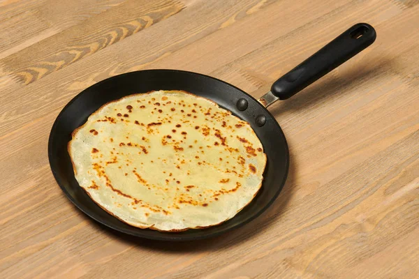 Closeup Crepe Panqueca Fina Uma Frigideira Fundo Madeira — Fotografia de Stock