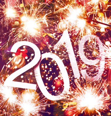 Noel ağacı ve ışıklar - parlak tatil zemin kırmızı arka plan üzerinde 2019 yeni yıl metin