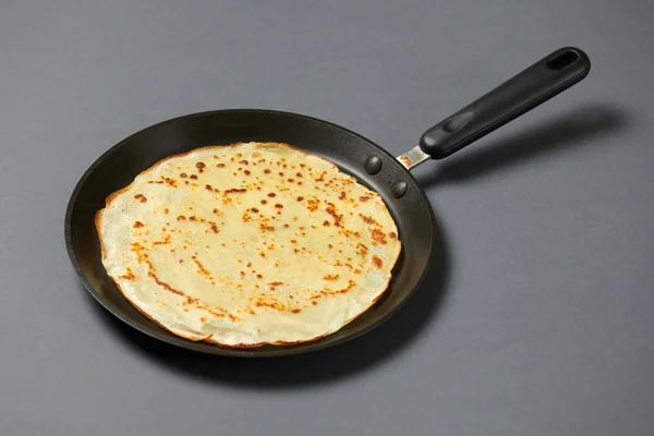 Closeup Crepe Panqueca Fina Uma Frigideira Fundo Cinza — Fotografia de Stock