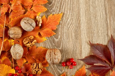 Ahşap arka planda sonbahar yaprakları