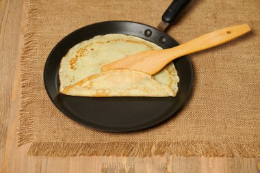 Krep portre, bir kızartma tavası, ahşap arka plan üzerinde ince gözleme