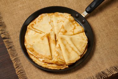 Krep portre, bir kızartma tavası, ahşap arka plan üzerinde ince gözleme