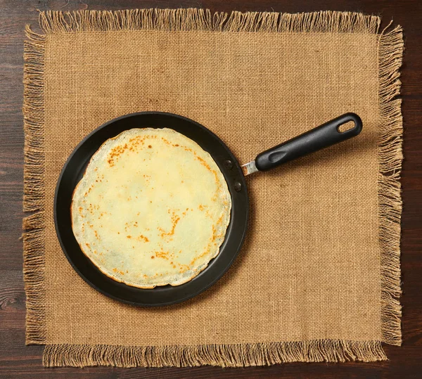 Closeup Crepe Panqueca Fina Uma Frigideira Fundo Madeira — Fotografia de Stock