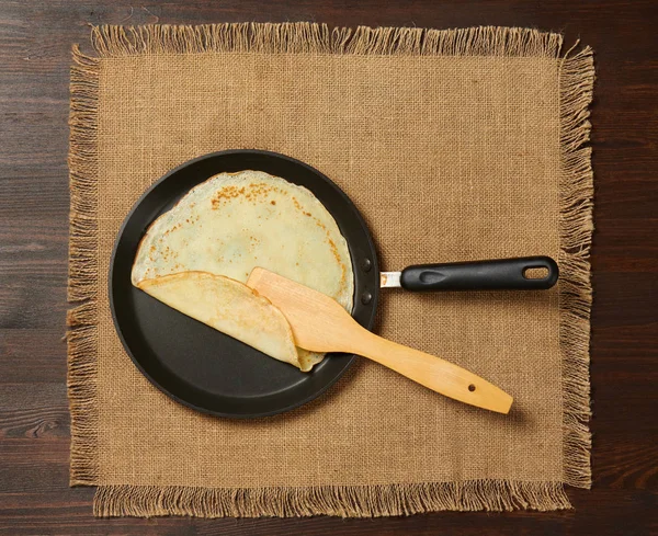 Crepe Nahaufnahme Dünne Pfannkuchen Auf Einer Pfanne Holz Hintergrund — Stockfoto