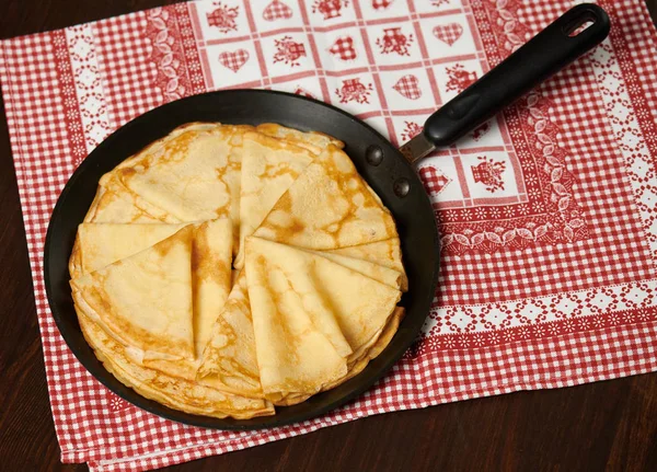 Crepe Nahaufnahme Dünne Pfannkuchen Auf Einer Pfanne Holz Hintergrund — Stockfoto