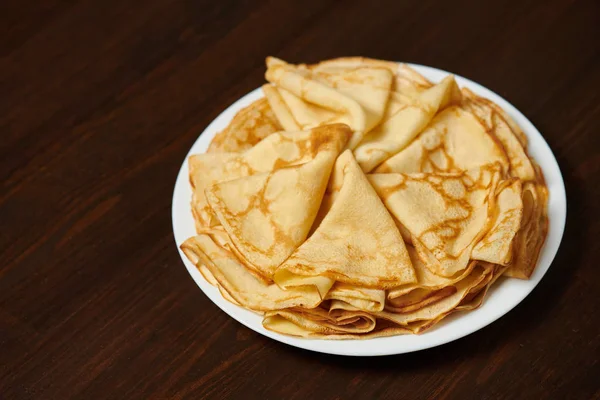 Crepe Closeup Montão Panquecas Finas Prato Fundo Madeira — Fotografia de Stock