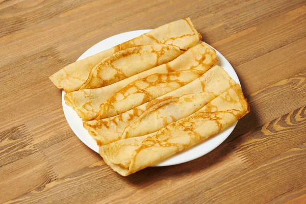 Crepe Primer Plano Montón Panqueques Delgados Plato Fondo Madera — Foto de Stock