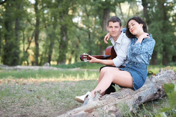 Jovem Casal Sentado Log Floresta Tocando Guitarra Natureza Verão Sentimentos — Fotografia de Stock