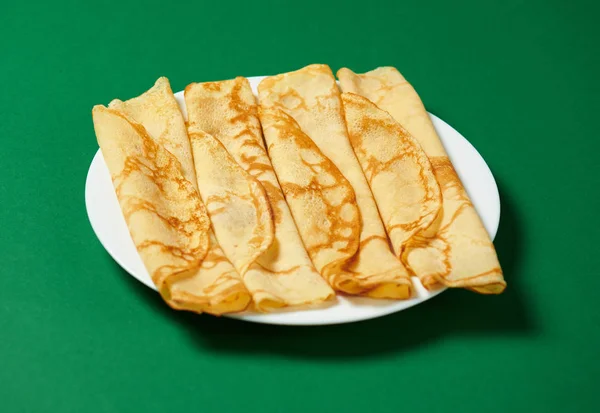 Crepe Primer Plano Montón Panqueques Delgados Plato Fondo Verde — Foto de Stock