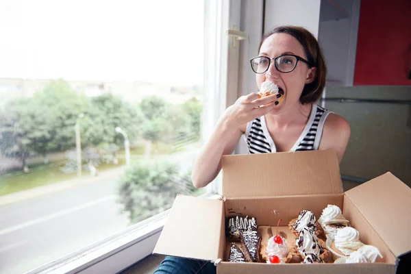 Menina Comer Bolos Saborosos Sentado Janela Comida Doce Prazer — Fotografia de Stock