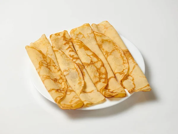 クレープ クローズ アップ 白背景に薄いパンケーキのヒープ — ストック写真