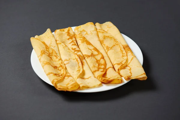 Crepe Primer Plano Montón Panqueques Delgados Plato Fondo Gris — Foto de Stock