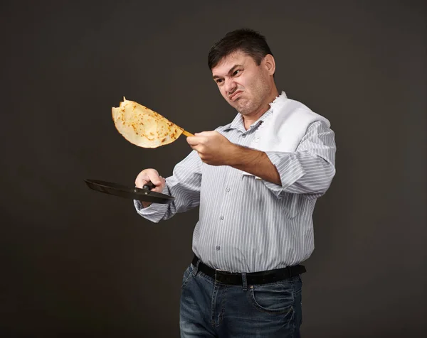 Man Posing Pancake Pan White Shirt Pants Gray Background Surprised — Stock Photo, Image