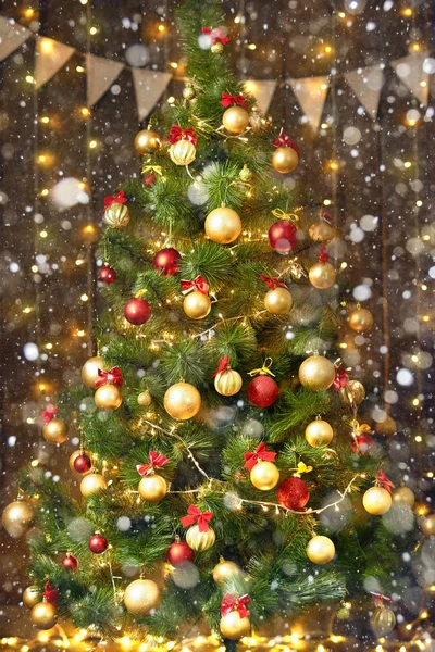 圣诞树与新年装饰和灯在木背景 假日概念背景 — 图库照片