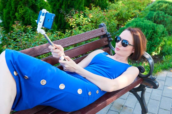 하거나 Selfie 거리에 벤치에 파란색 드레스 — 스톡 사진