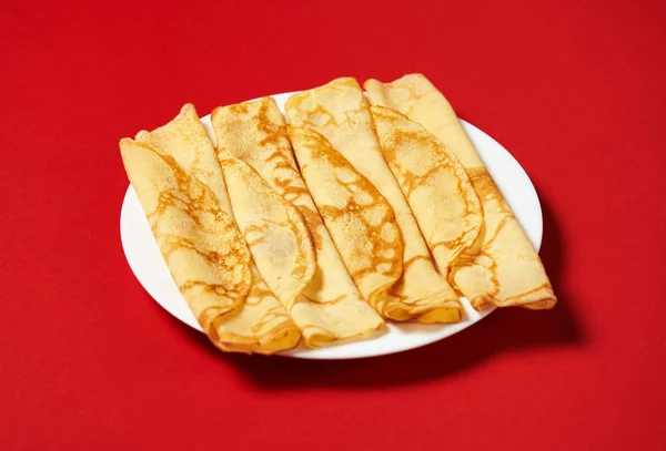 Crepe Primer Plano Montón Panqueques Delgados Plato Fondo Rojo — Foto de Stock