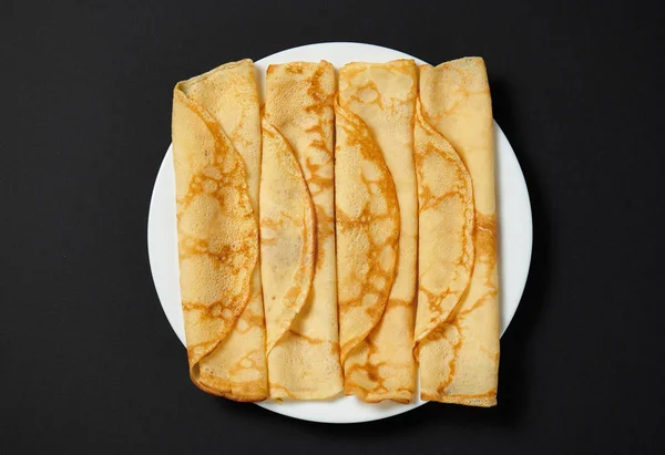 Crepe Primer Plano Montón Panqueques Delgados Plato Fondo Negro — Foto de Stock