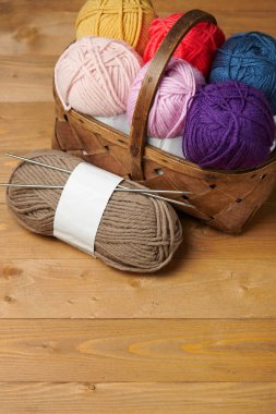 renkli yün konu ahşap zemin üzerine örme için