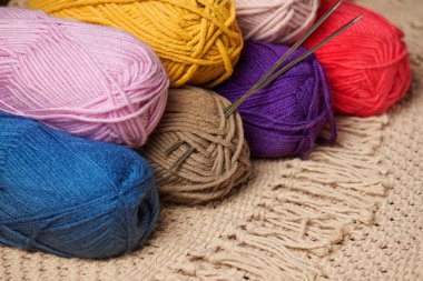 ahşap zemin üzerine örme için yün iplik topları