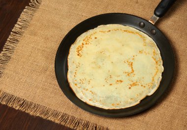 Krep portre, bir kızartma tavası, ahşap arka plan üzerinde ince gözleme