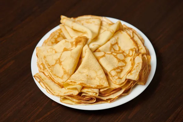 Crepe Primer Plano Montón Panqueques Delgados Plato Fondo Madera — Foto de Stock