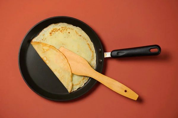 Crepe Nahaufnahme Dünner Pfannkuchen Auf Einer Pfanne Brauner Hintergrund — Stockfoto