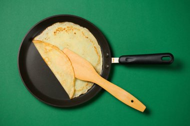 Krep portre, bir kızartma tavası, yeşil zemin üzerine ince gözleme